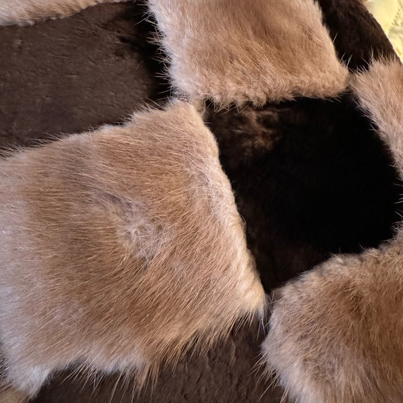 Two fur accent pillows - Picture 3 of 8